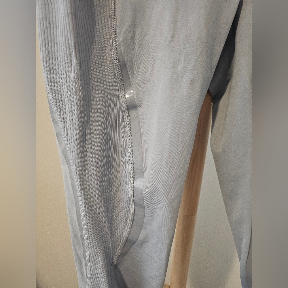 lululemon Gloss Trim High Rise Crop (17"), Size 8 - Picture 4 of 6